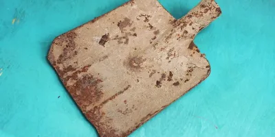 ایده با بیل زنگ زده