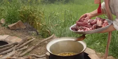 تهیه آبگوشت با آتش