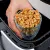 گردو را در هواپز بریزید / طرز تهیه میان وعده مقوی با گردو و عسل در هواپز