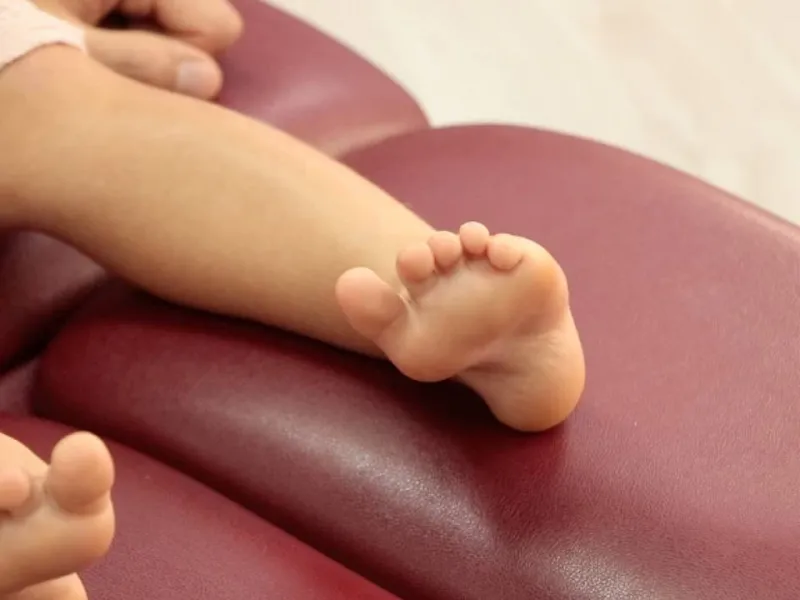 درمان درد ناشی از فرو رفتن سوزن در پای کودک