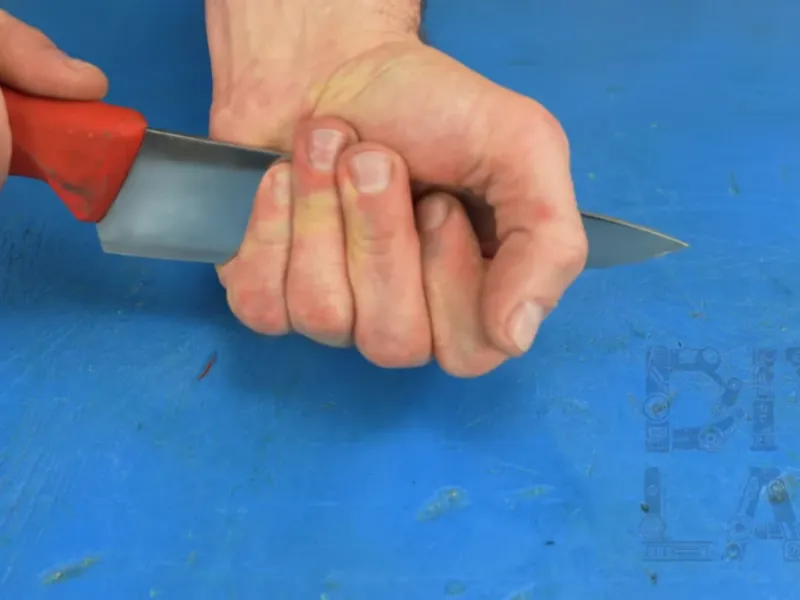 نحوه تیز کردن چاقو آشپزخانه مانند تیغ فقط در 3 دقیقه بدون نیاز به ابزار خاص