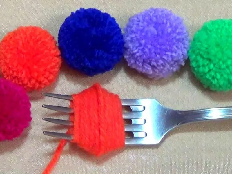 طرز تهیه پوم پوم های تپل رنگی با چنگال و کاموا