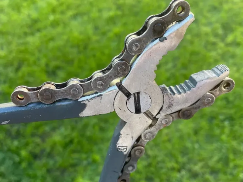 ایده خلاقانه و استفاده صحیح از انبردست و ابزار در شرایط ضروری