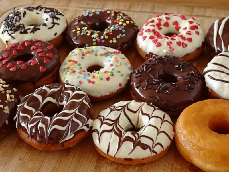 چجوری تو خونه دونات شکلاتی خوشمزه‌تر از قنادی درست کنیم؟