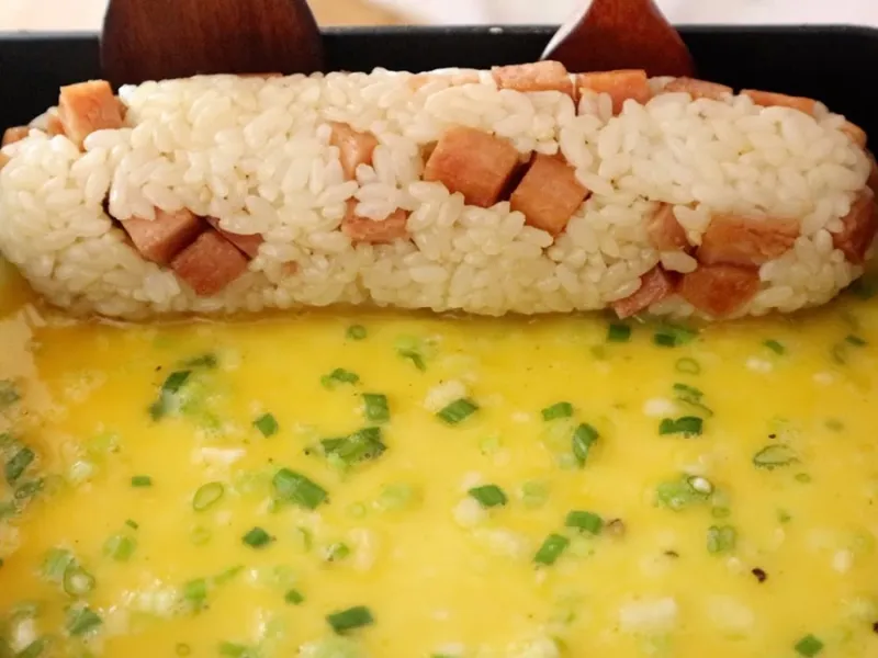 طرز تهیه میان وعده سلطنتی / دستور پخت سریع رول تخم‌مرغ و پیاز