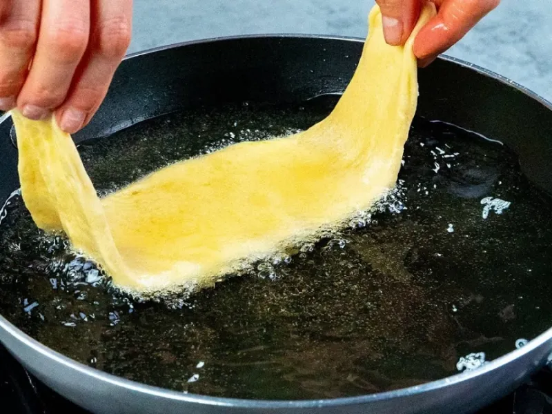 آرد + شیر / طرز تهیه پیراشکی پیتزایی با خمیر ساده خانگی