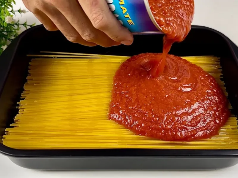 طرز تهیه ماکارونی در فر بدون نیاز به آب کش کردن