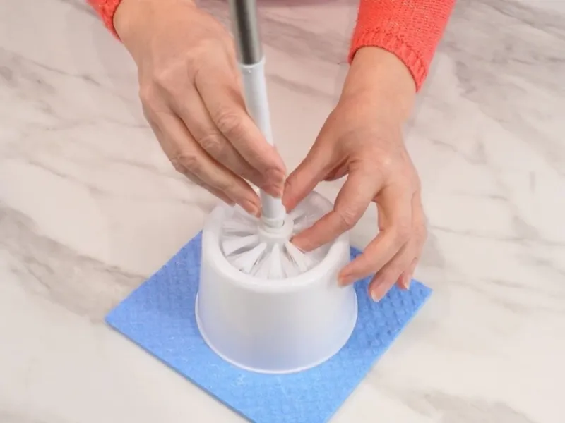 نحوه استفاده از برس توالت برای تمیزی و براقی بیشتر