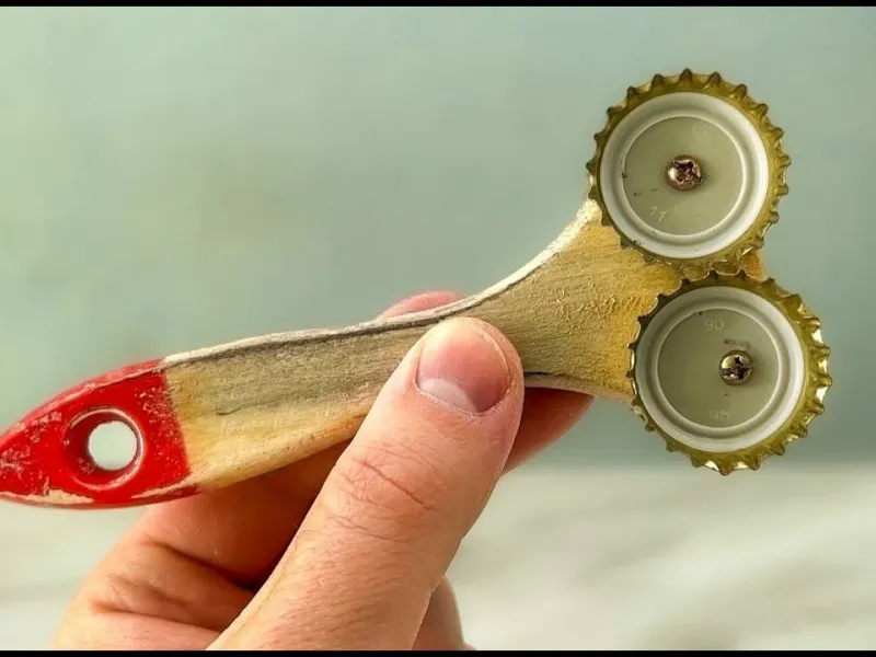 نحوه پاک کردن ماهی با دو عدد درب بطری نوشابه شیشه ای