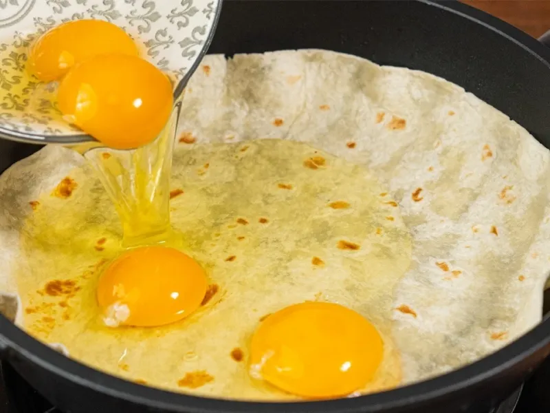 طرز تهیه صبحانه کلاسیک با تخم مرغ و نان لواش در ماهیتابه