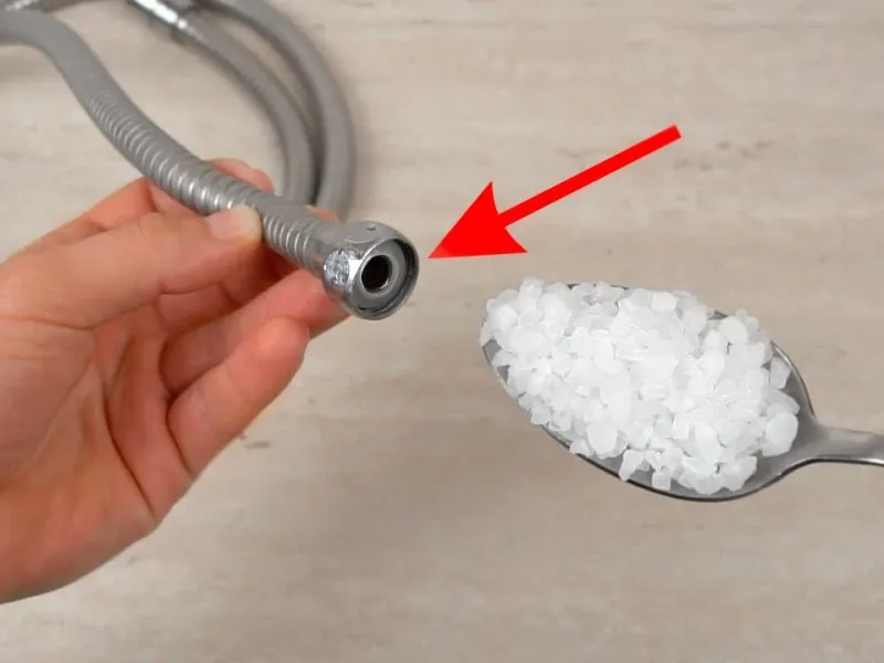 نحوه از بین بردن جرم و گرفتگی شلنگ دوش تلفنی با نمک