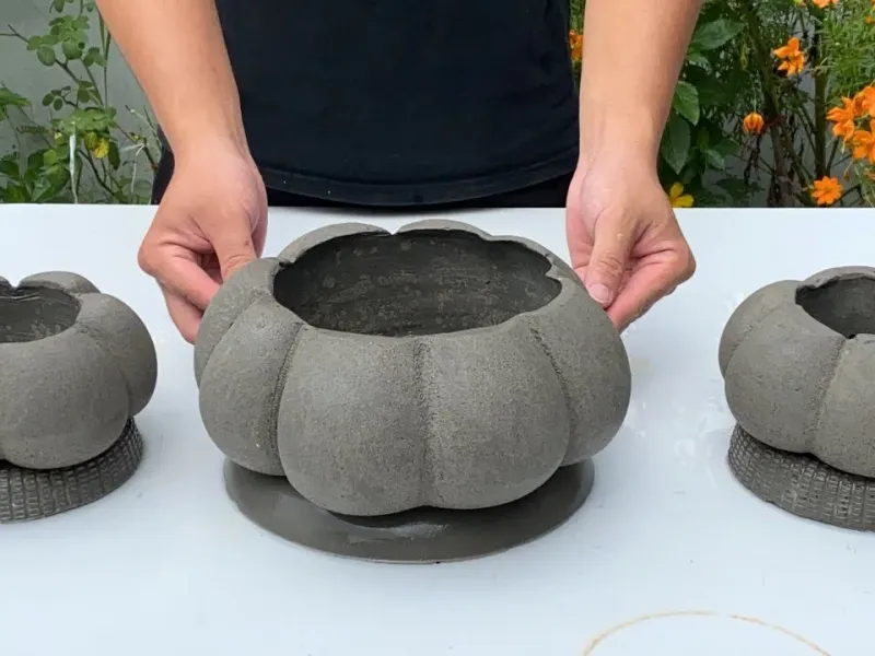 ساخت گلدون های سیمانی با جوراب های کهنه!