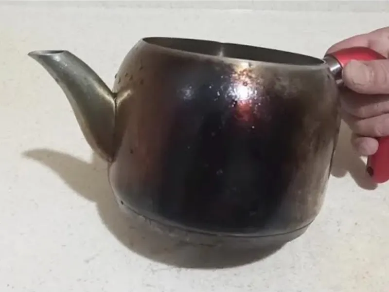 نحوه تمیز کردن قوری سوخته: پولیش و برق انداختن قوری قدیمی