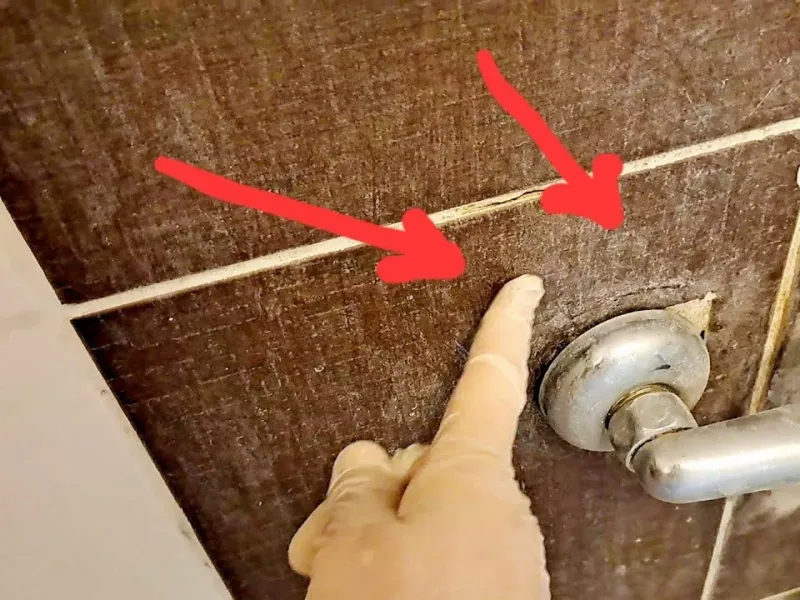 شستشو و از بین بردن رسوبات آهکی دور شیرآلات حمام و توالت