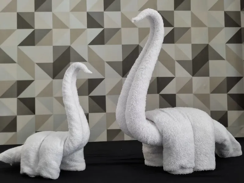 چگونه با حوله یک عروسک دایناسور بامزه بسازیم؟