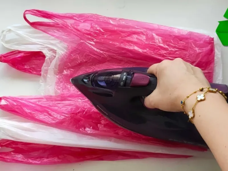 آموزش گام به گام ساخت گل‌ های مصنوعی با کیسه‌ های پلاستیکی و اتو