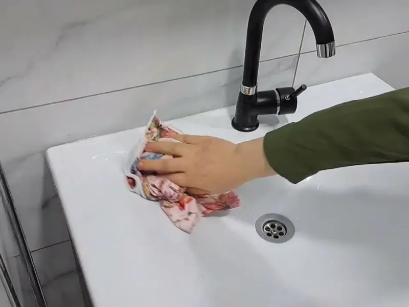 از بین بردن لکه های زرد چسبیده به روشویی و سنگ توالت (تا ماهها سنگ کثیف نمیشود)