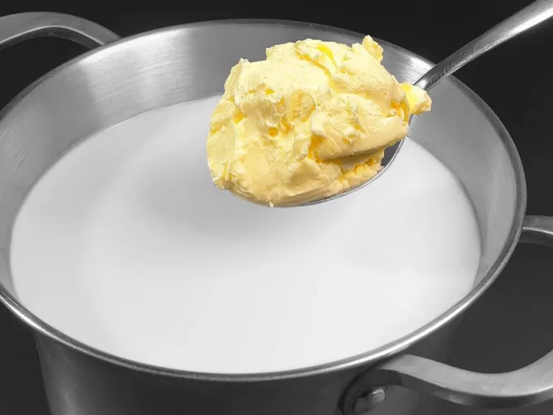 فقط کره را به شیر در حال جوش اضافه کنید! طرز تهیه پنیر خانگی در 5 دقیقه