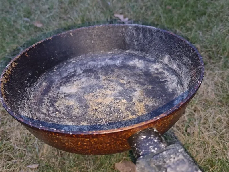 هرگز ماهیتابه قدیمی را دور نیندازید : ایده خلاقانه استفاده از ماهیتابه های خش دار و سوخته