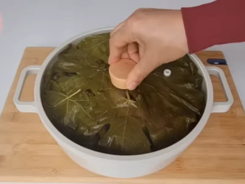 طرز تهیه دلمه برگ مو / طریقه صحیح پیچیدن دلمه + چیدن اصولی دلمه در قابلمه