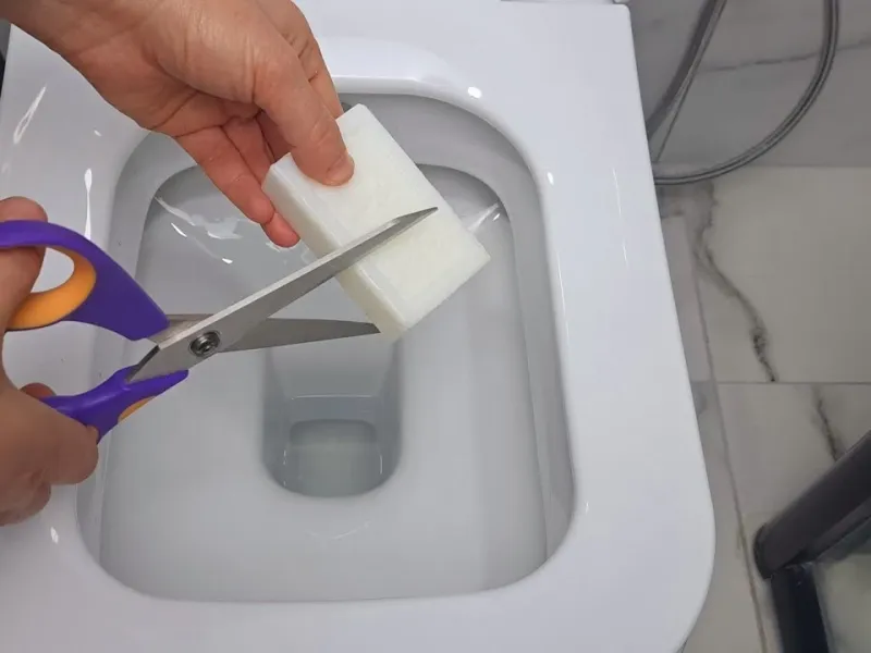 از بین بردن و تمیز کردن لکه های زرد آهکی توالت فقط با صابون