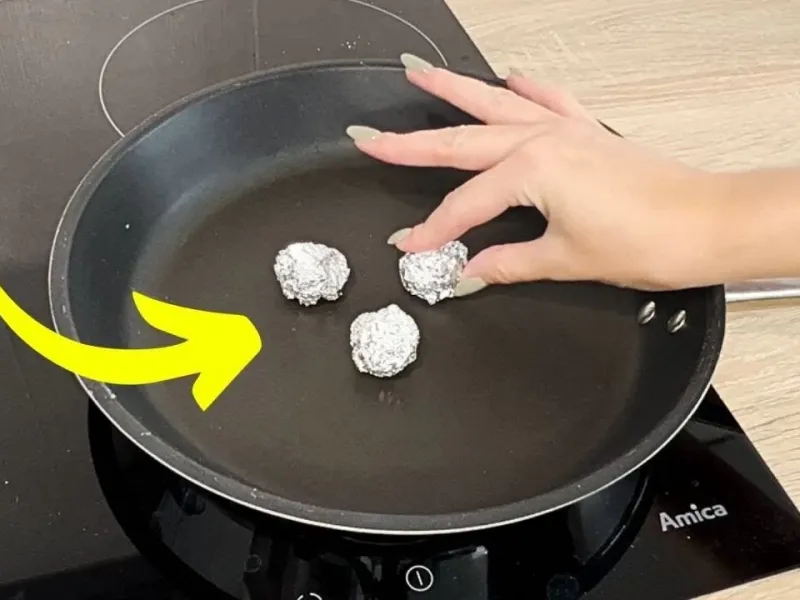 سه توپ فویل آلومینیومی را روی ماهیتابه قرار دهید : یک ترفند آشپزی مبتکرانه