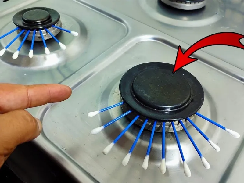 گوش پاک کن را در شعله های اجاق گاز بگذارید / ترفند زیاد کردن شعله های گاز و تمیز کردن سرشعله