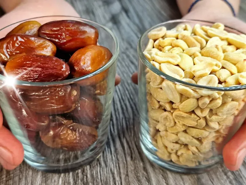 دسر سریع در 5 دقیقه! دستور پخت شیرینی عصرانه با بادام زمینی و خرما