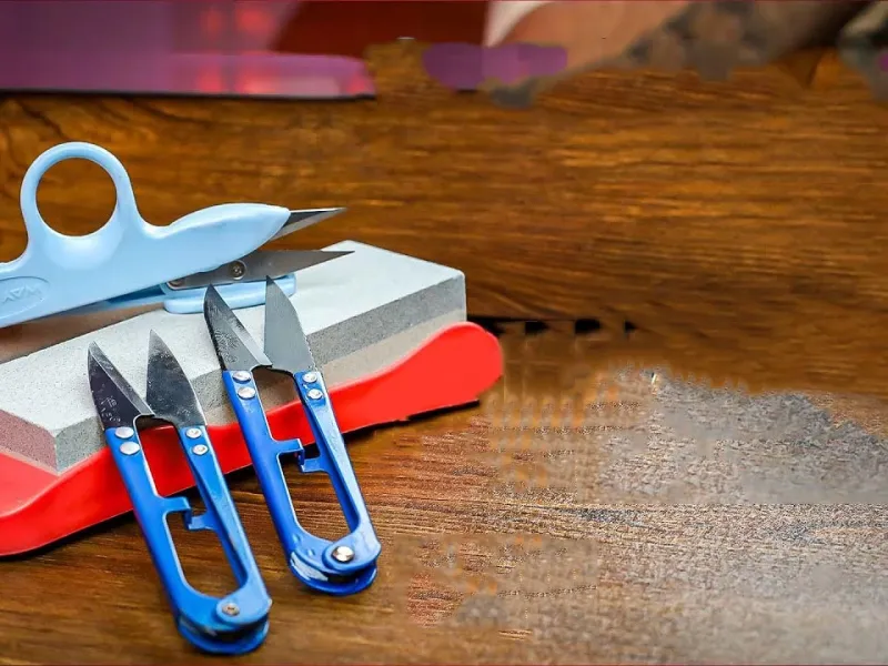 نحوه تیز کردن قیچی سرنخ زن خیاطی با دست در منزل