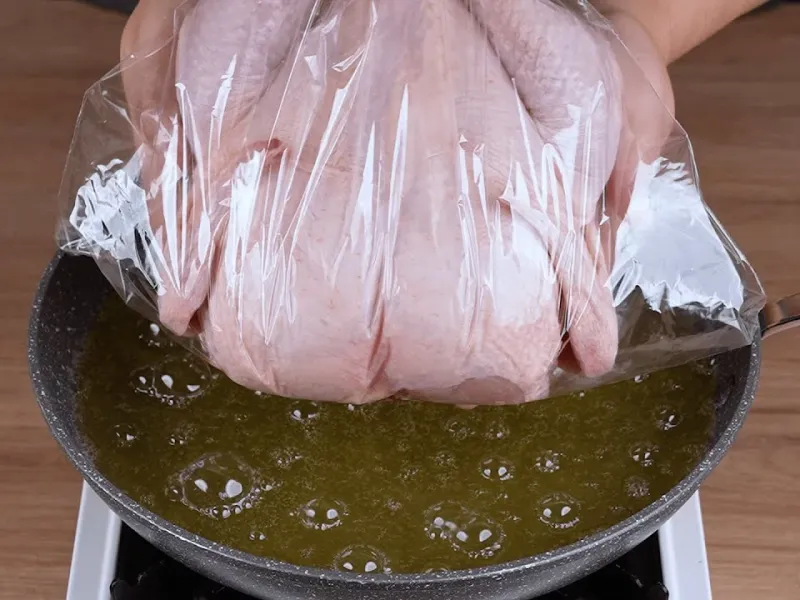 نحوه تمیز کردن و مرینیت کردن مرغ با کیسه پلاستیکی
