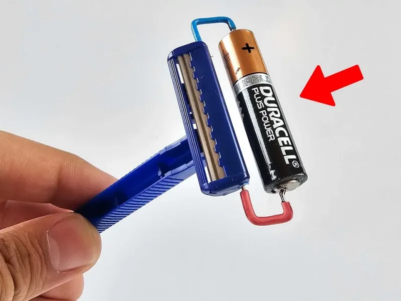 باتری قلمی را به ژیلت وصل کنید / اختراعی شگفت انگیز با باتری و ژیلت