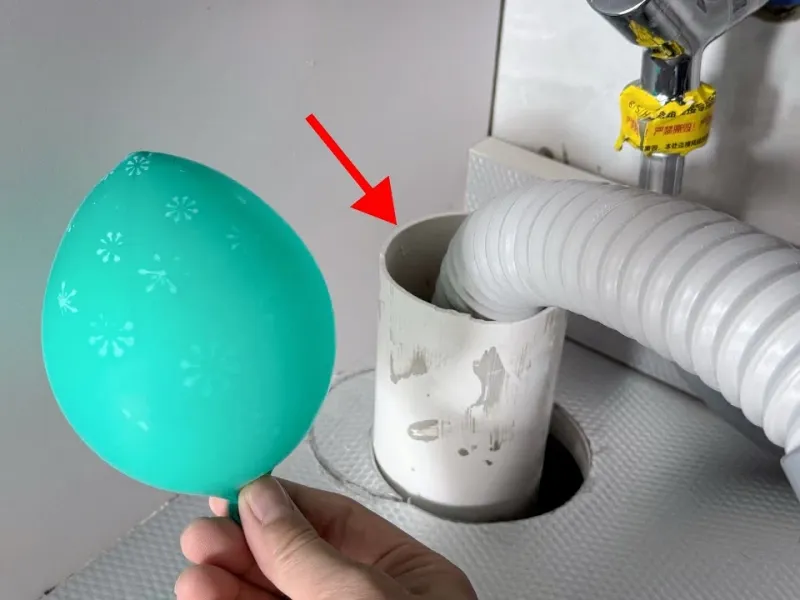 بادکنک در فاضلاب خود قرار دهید : از بین بردن گرفتگی و بوی بد فاضلاب با گذاشتن بادکنک در لوله تخلیه