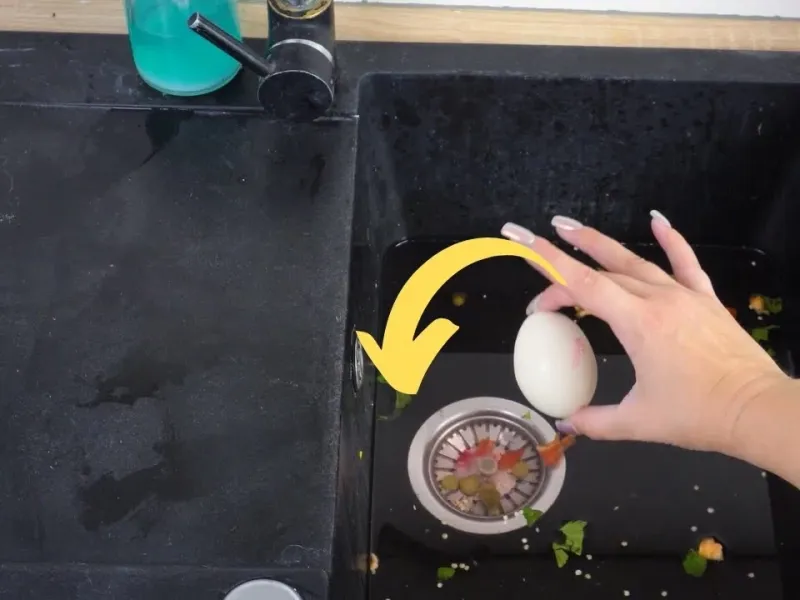 یک تخم مرغ را در سینک بیندازید / ترفند از بین بردن گرفتگی سینک با عدد تخم مرغ