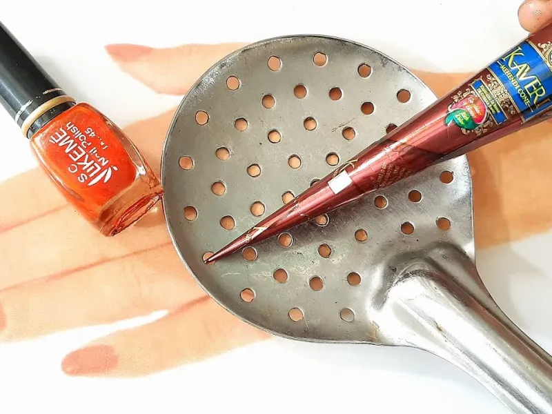 طراحی ساده عربی طرح حنا با کفگیر روی دست