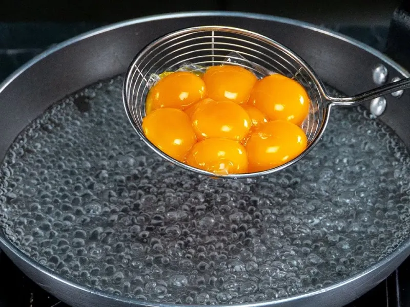 تخم مرغ را در آب بریزید / طرز تهیه نان اسنک با تخم مرغ و آب