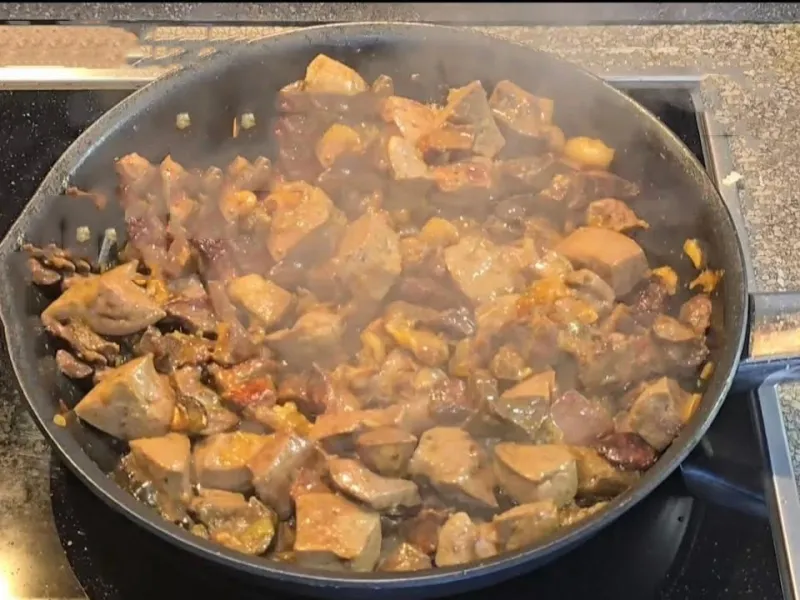 طرز تهیه قاورمه / دستور پخت دل و جگر مرغ در ماهیتابه