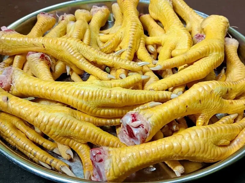 روشی ساده و خوشمزه برای پخت پای مرغ / از پاک کردن تا خورد کردن