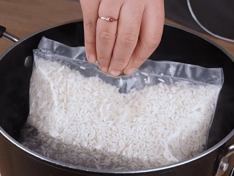 طرز تهیه برنج در کیسه های پلاستیکی / برنج را در کیسه بگذارید و در آب بجوشانید