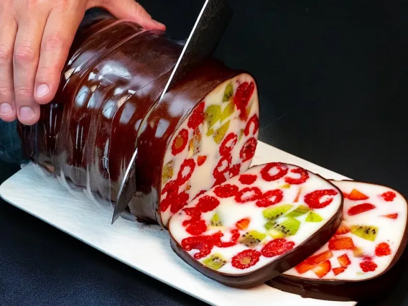 طرز تهیه ژله قالبی با یک عدد بطری پلاستیکی و میوه دلخواه