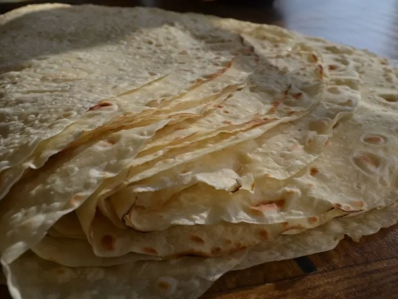 طرز تهیه نان لواش خانگی / آموزش قدم به قدم پخت نان لواش + تمام نکات نرم و نازک شدن