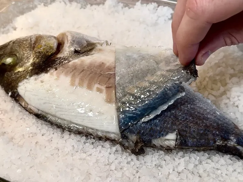 روشی ساده برای پوست کندن و پخت راحت ماهی با نمک