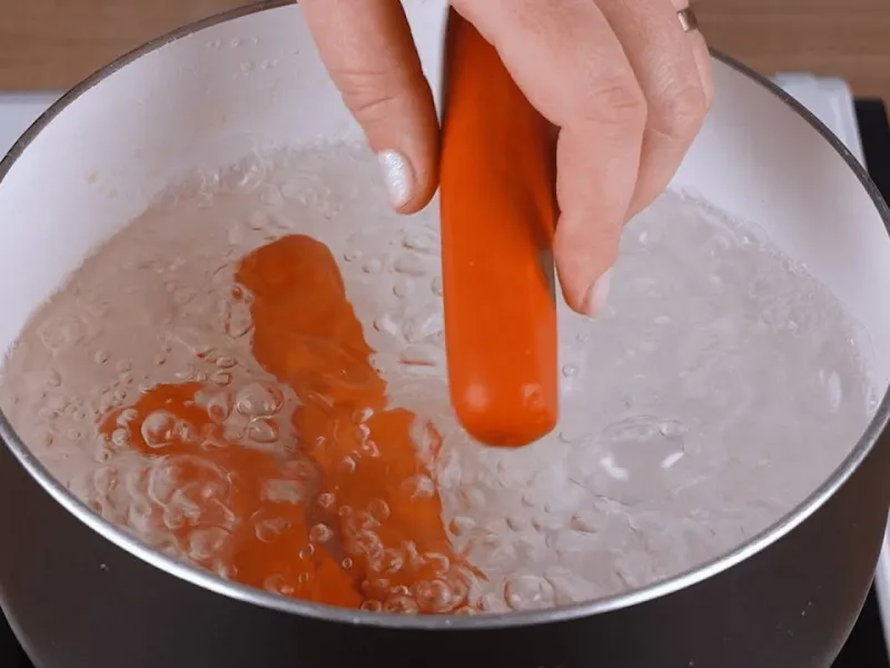 سوسیس را در آب بجوشانید / من این ترفند را در یک رستوران معروف یاد گرفتم