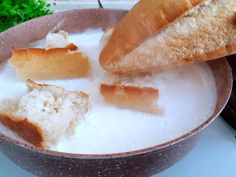 نان را در شیر در حال جوش بریزید / طرز تهیه خمیر پیتزا با نان باگت و شیر
