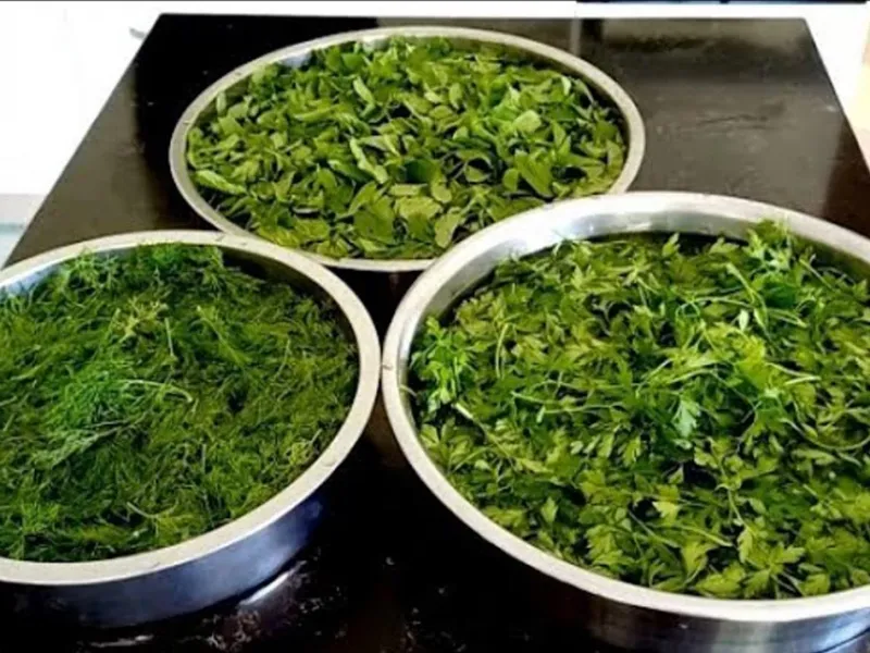 نحوه پاک کردن شوید و جعفری / بهترین روش تازه نگهداشتن جعفری و شوید در یخچال و فریزر