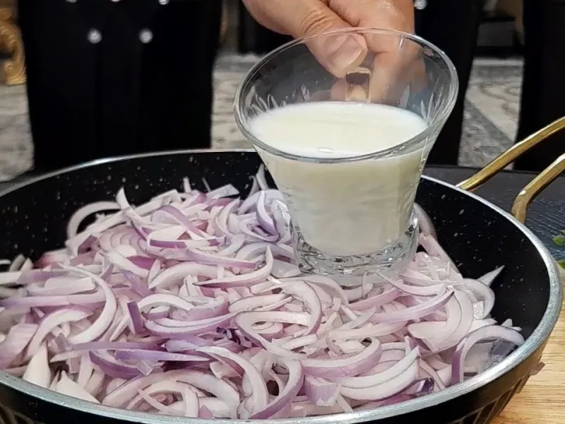 طرز تهیه ناهار خاص و متفاوت با پیاز و شیر