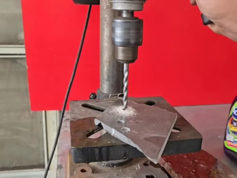 دیگه پول بابت دریل چکشی نده / بدون دریل چکشی، اینجوری دیوارو سوراخ کردم!