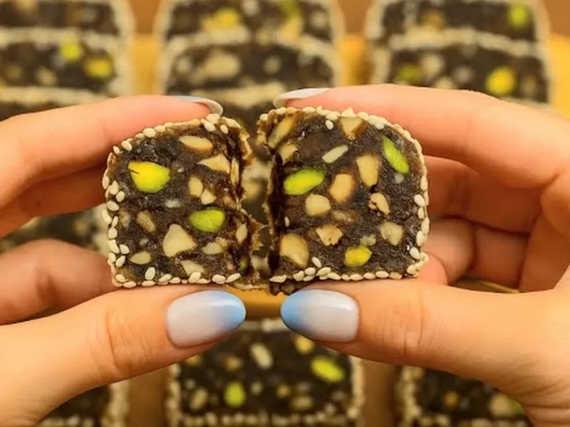 طرز تهیه دسر خرما مغزدار / سالم ، خوشمزه و بدون شکر