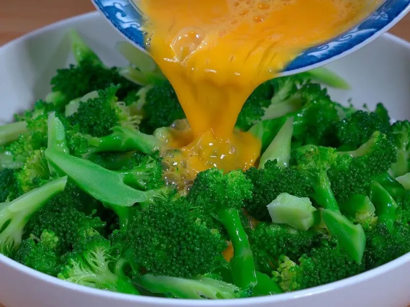 کلم و تخم درغ در خانه دارید / طرز تهیه غذایی یونیک با کلم بروکلی