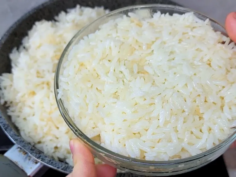 روی برنج آب جوش میریزم ! طرز تهیه نان محلی خوشمزه