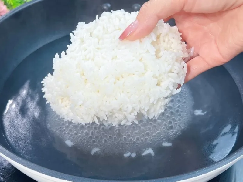 دیگه برنج باقی مانده را دور نریزید / طرز تهیه صبحانه رستورانی با برنج باقی مانده